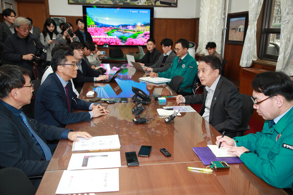 지난 25일 도청에서 교육부의 의대 정원 증원에 따라, 충북의대 교수님들의 애로사항을 청취하기 위해 간담회를 개최했다.