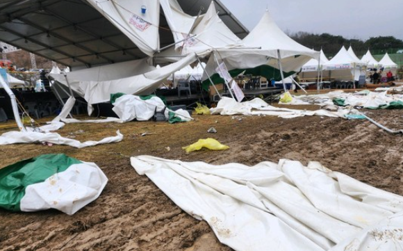 강풍으로 넘어지고 쓰러진 천막과 텐트가 나뒹굴고 있다